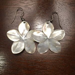 Mother of pearl Hawaiian flower earrings